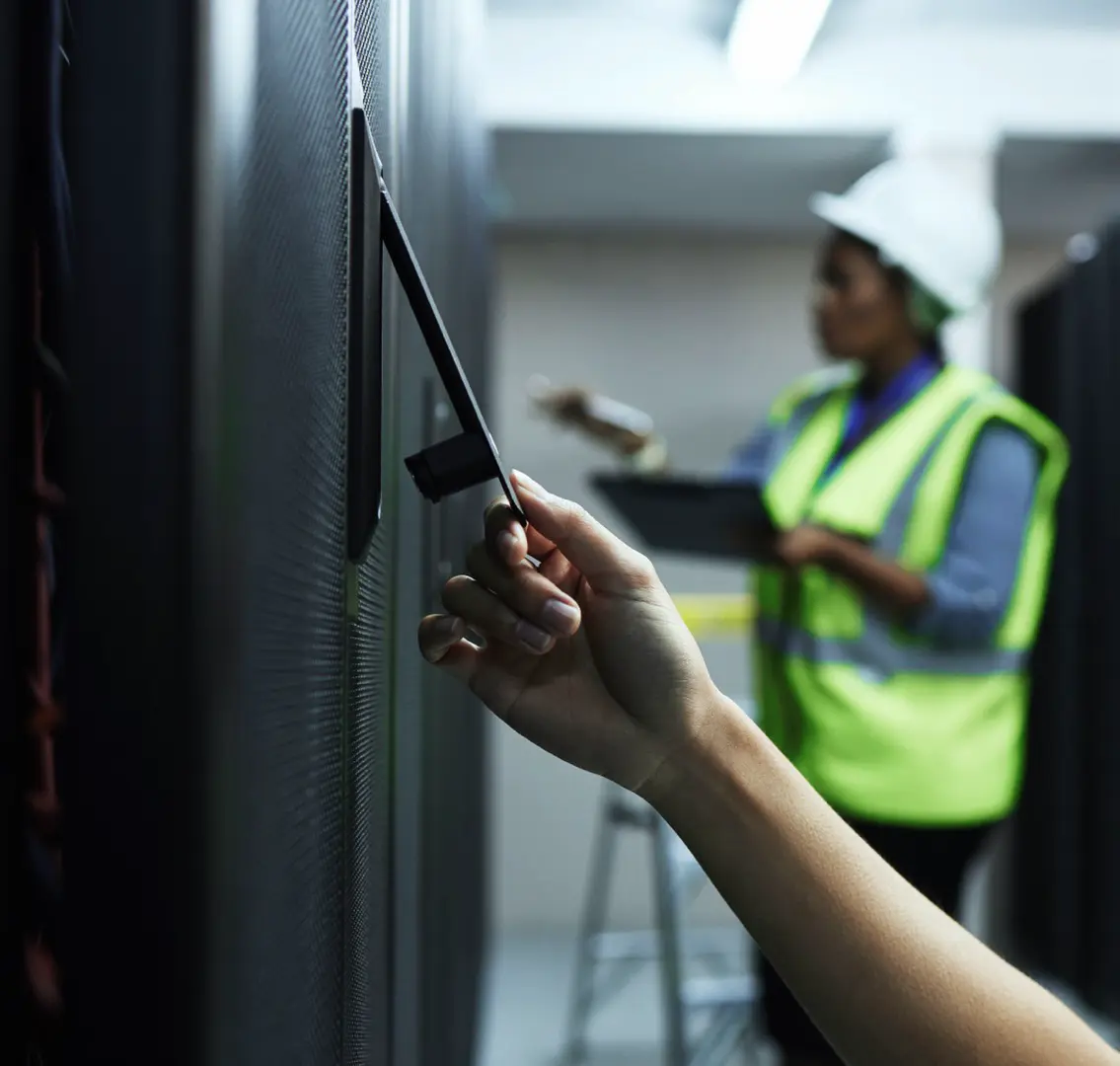 IT-Techniker bei Serverarbeiten in Sicherheitskleidung